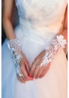 Gants_Mariage_Mitaines_Blancs_Perles_Fleur_Broderie.jpg